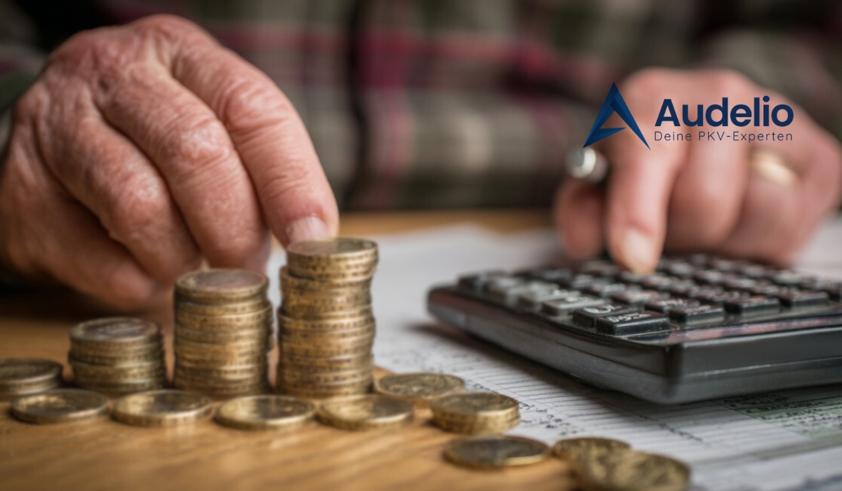 Hand zählt Münzstapel neben einem Taschenrechner – Symbol für Rentenbesteuerung und finanzielle Planung im Alter