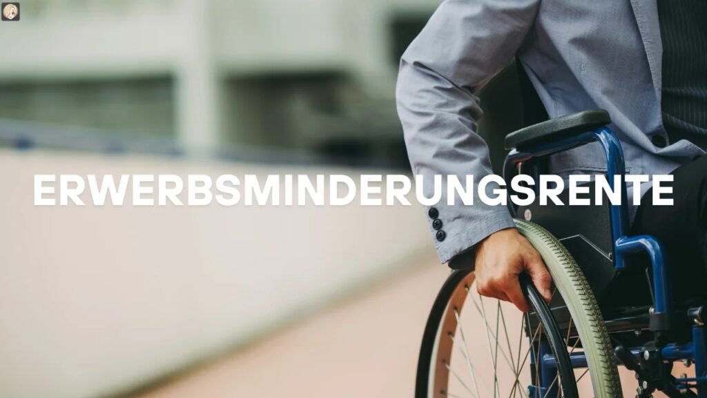 Nahaufnahme eines Mannes im Rollstuhl mit Anzug, der sich am Rad festhält; Schriftzug „Erwerbsminderungsrente“ über dem Bild.