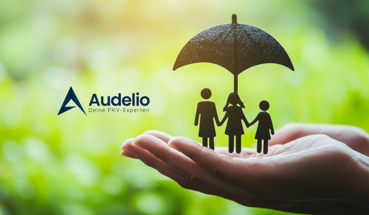 Symbolische Figur einer Familie mit Regenschirm auf einer Handfläche, grüne Natur im Hintergrund, Audelio-Logo sichtbar