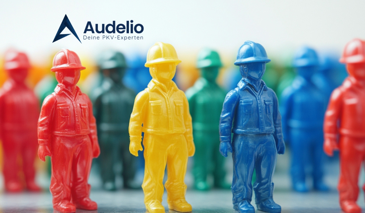 Bunte Plastikfiguren von Arbeitern in verschiedenen Farben, im Hintergrund Audelio-Logo
