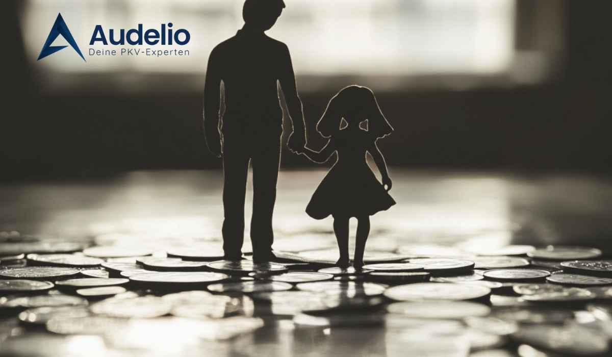 Papierausschnitt von Vater und Kind auf Münzen, mit Audelio-Logo im Hintergrund