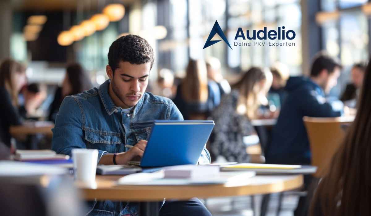Student arbeitet mit Laptop in Bibliothek, Audelio-Logo oben rechts