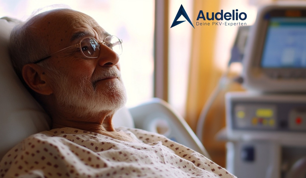 Älterer Mann liegt entspannt im Krankenhausbett, medizinische Geräte im Hintergrund, Audelio-Logo sichtbar
