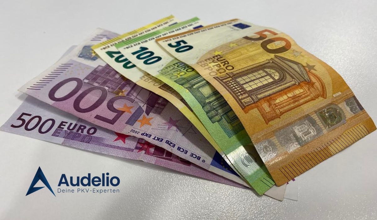 Nahaufnahme von Euro-Scheinen auf einem Stapel – Symbol für hohe Kosten