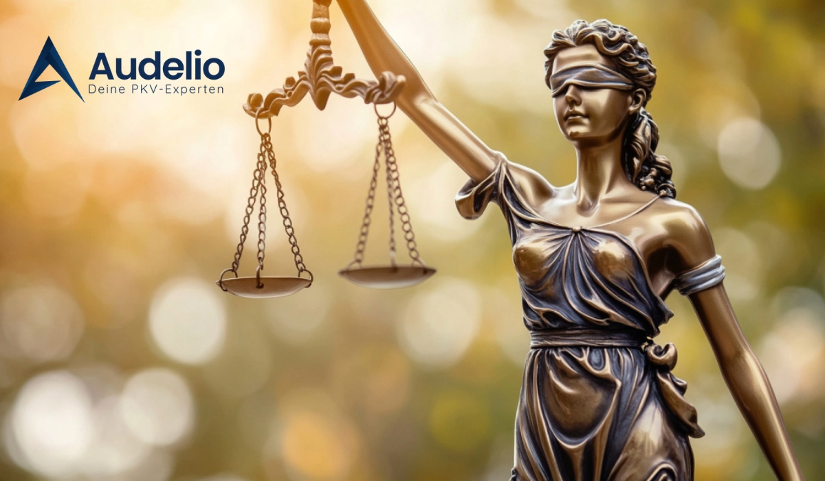 Justitia-Statue mit Waage, Symbol für Gerechtigkeit – im Hintergrund das Audelio-Logo
