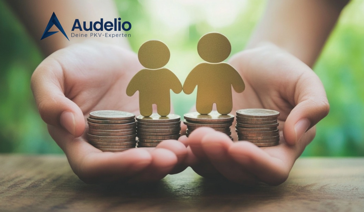 Hände halten Münzstapel mit zwei Kinderfiguren – symbolisiert finanzielle Entlastung durch Kinder bei Versicherungsbeiträgen