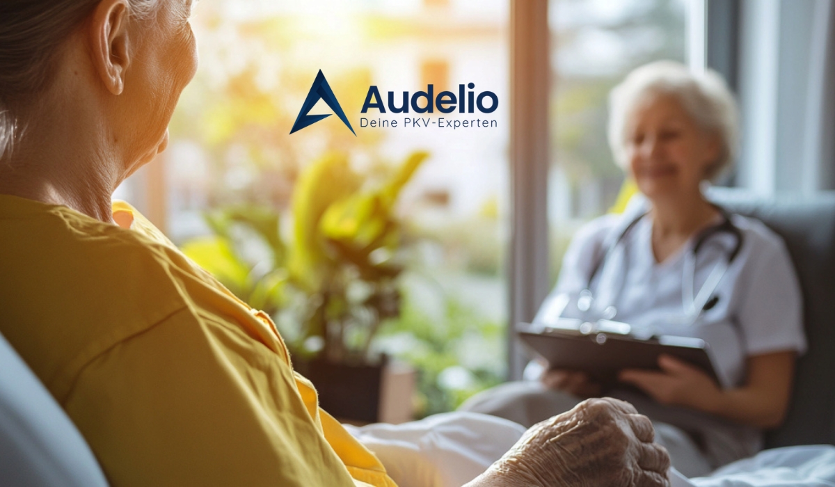 Ältere Frau im Gespräch mit Ärztin, die Notizen macht. Im Hintergrund Pflanzen und das Logo von Audelio
