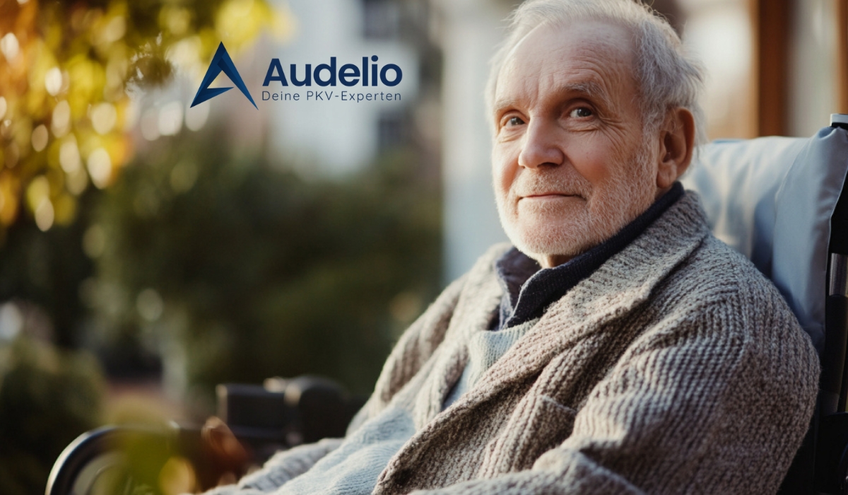Älterer Mann im Rollstuhl sitzt draußen, trägt Strickjacke und schaut freundlich. Logo von Audelio im Hintergrund