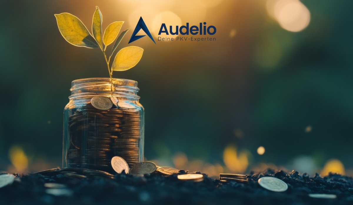 Glas mit Münzen und wachsender Pflanze symbolisiert finanzielle Vorsorge und Wachstum, Logo von Audelio im Hintergrund