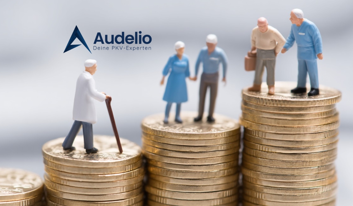 Miniatur-Senioren auf Münzstapeln – Symbolbild für unterschiedliche PKV-Kosten und individuelle Erfahrungen im Ruhestand