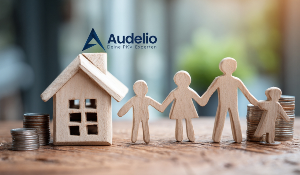 Holzfiguren einer Familie mit Haus und Münzstapeln, daneben das Audelio-Logo – Deine PKV-Experten