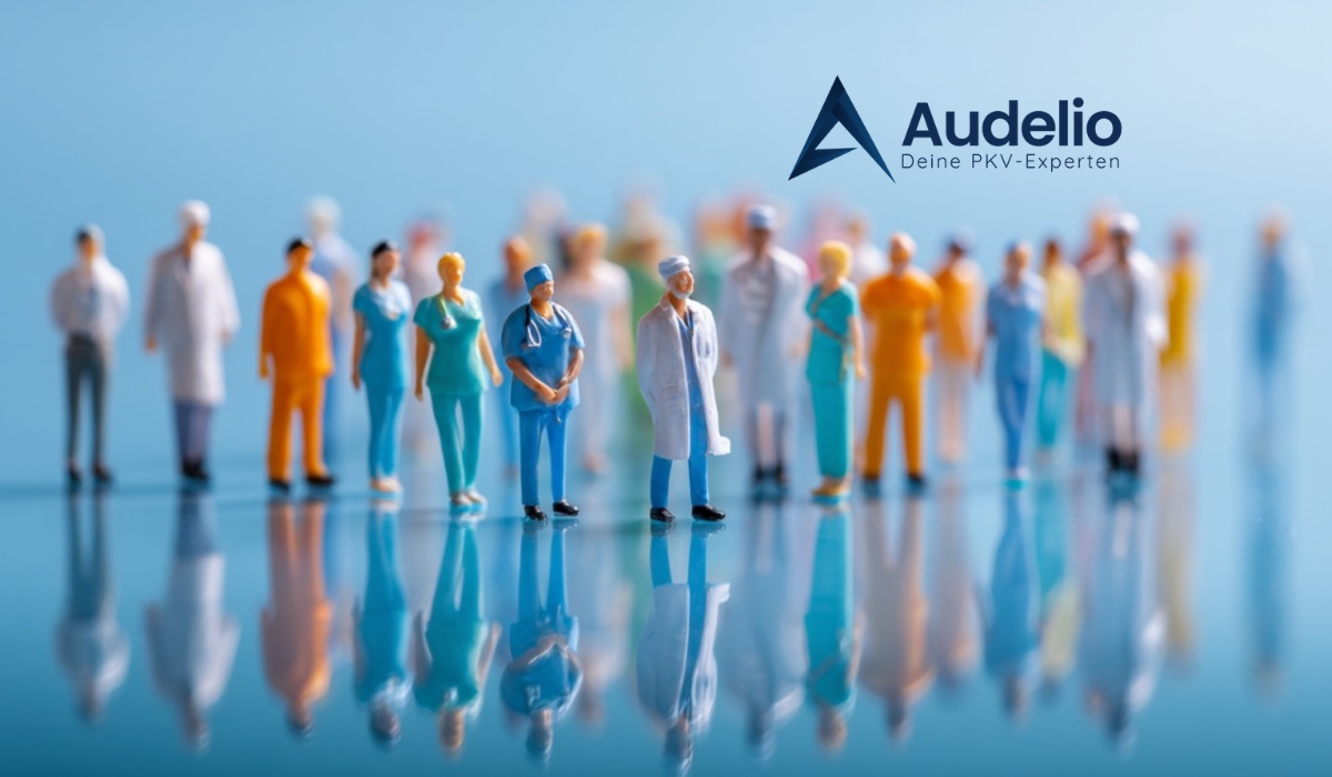 Miniaturfiguren medizinischen Personals und Patienten – symbolisieren Vielfalt der Versicherten und Unterschiede bei PKV-Kosten im Alter