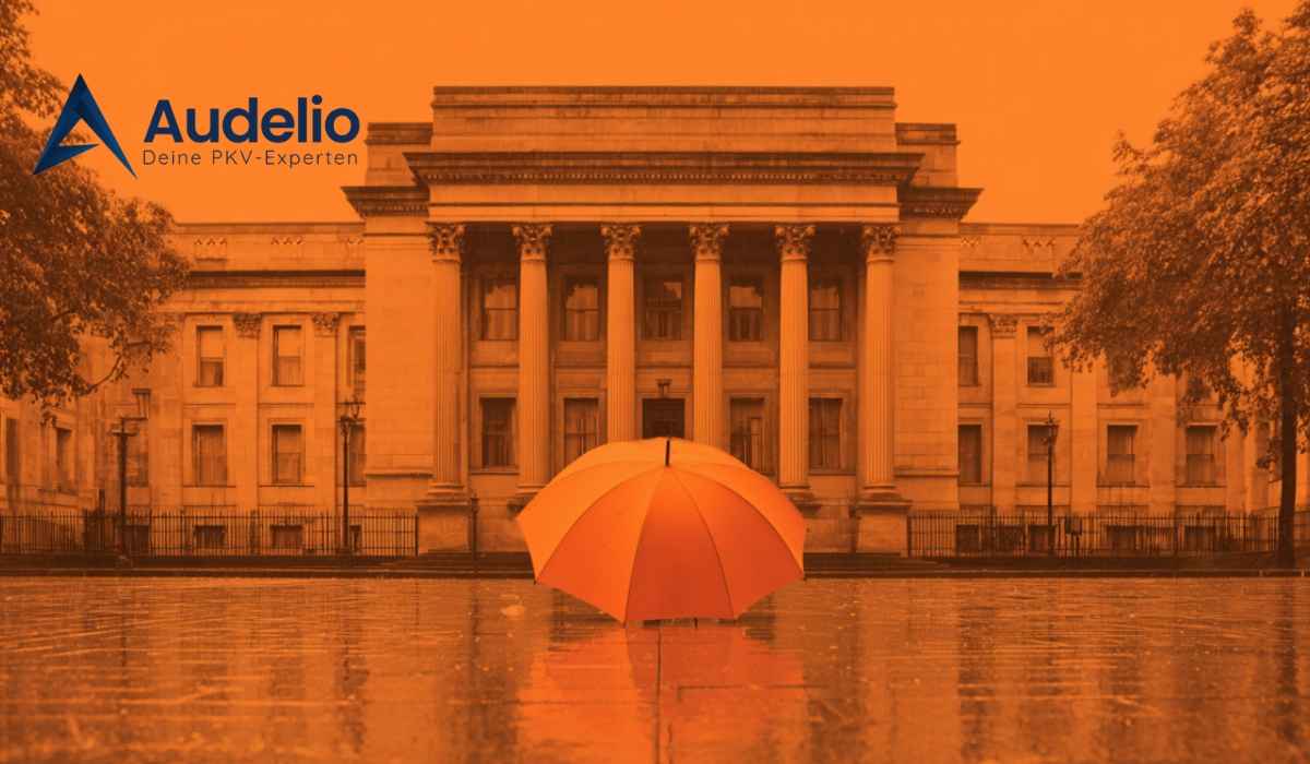 Historisches Verwaltungsgebäude im Regen mit orangem Regenschirm im Vordergrund, Audelio-Logo links oben