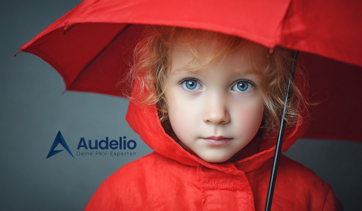 Kind mit rotem Mantel und rotem Regenschirm, daneben das Logo von Audelio – Deine PKV-Experten