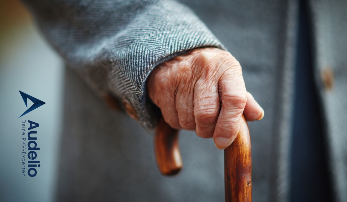 Nahaufnahme einer alten Hand mit Gehstock – Symbolbild für Senioren und Altersabsicherung in der privaten Krankenversicherung