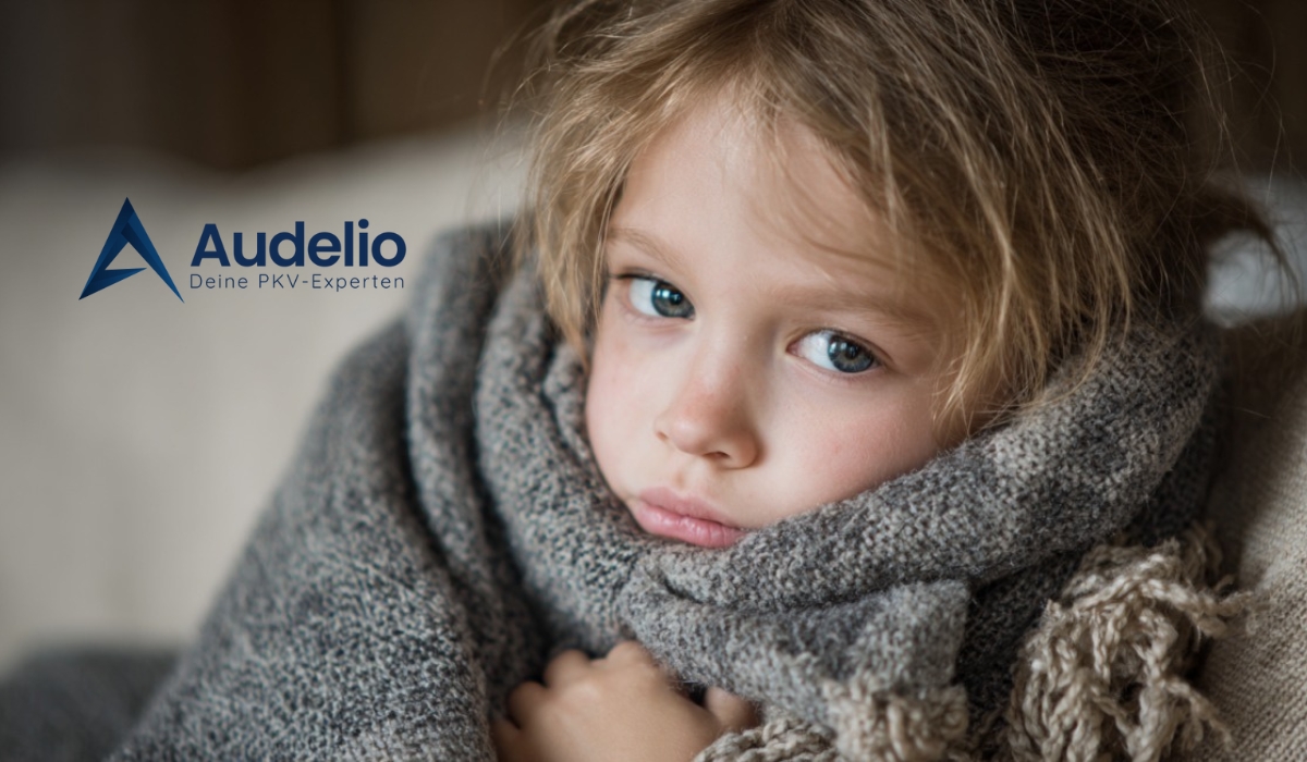 Kind in Decke eingehüllt mit traurigem Blick, daneben das Logo von Audelio – Deine PKV-Experten