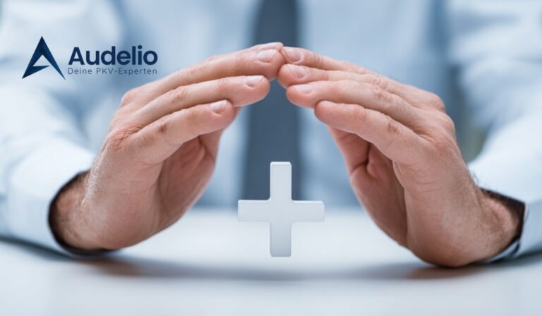 Zwei schützende Hände über einem schwebenden weißen Pluszeichen, daneben das Logo von Audelio mit dem Text „Deine PKV-Experten“