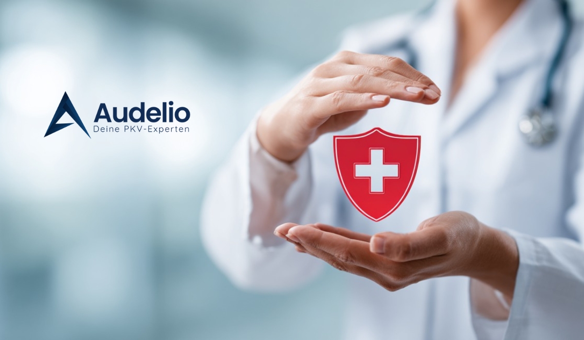 Arzt hält Schutzsymbol mit Kreuz; daneben Logo von Audelio – PKV-Experten