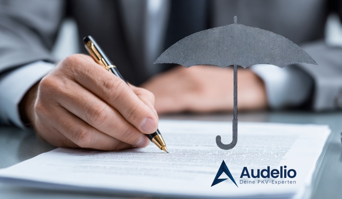 Nahaufnahme einer Hand beim Unterschreiben eines Dokuments, darüber Symbol eines grauen Regenschirms; daneben Logo „Audelio – Deine PKV-Experten“