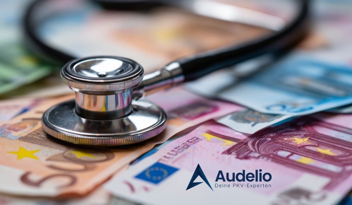 Ein Stethoskop liegt auf verschiedenen Euro-Geldscheinen. Im Vordergrund ist das Logo von „Audelio – Deine PKV-Experten“ zu sehen
