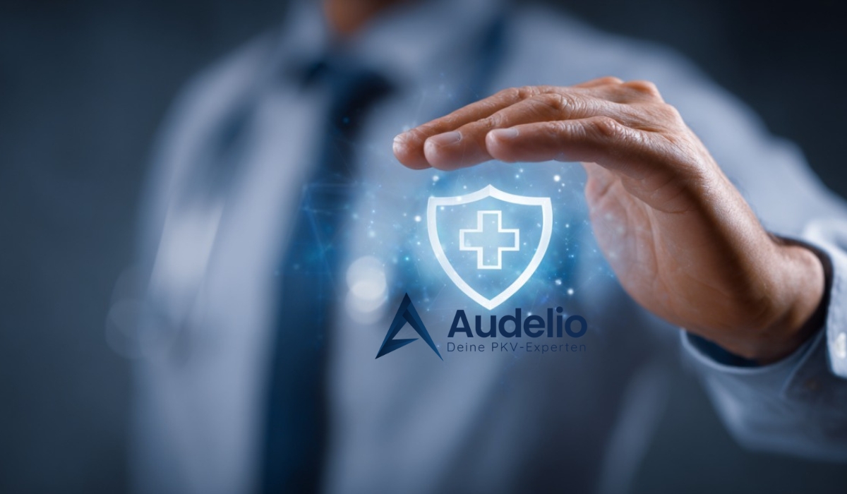 Arzt hält digitale Schutz-Symbolik mit Kreuz; daneben Audelio-Logo
