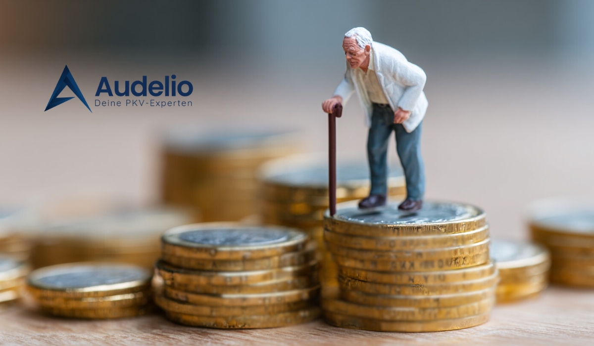 Miniaturfigur eines Seniors mit Gehstock auf einem Stapel Euromünzen – Symbol für Krankenversicherungskosten im Ruhestand