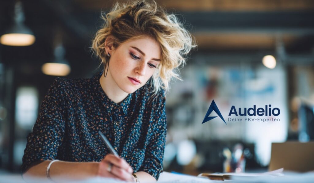 Frau schreibt konzentriert an einem Schreibtisch, daneben das Logo von Audelio, PKV-Experten