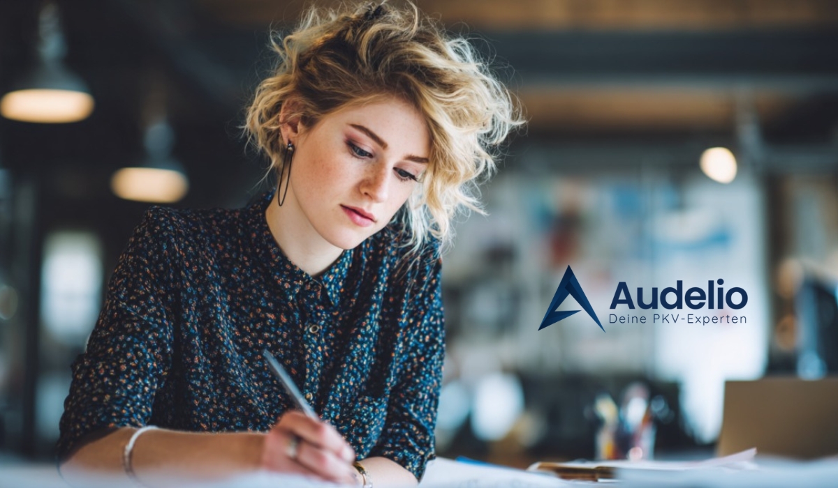 Frau schreibt konzentriert an einem Schreibtisch, daneben das Logo von Audelio, PKV-Experten