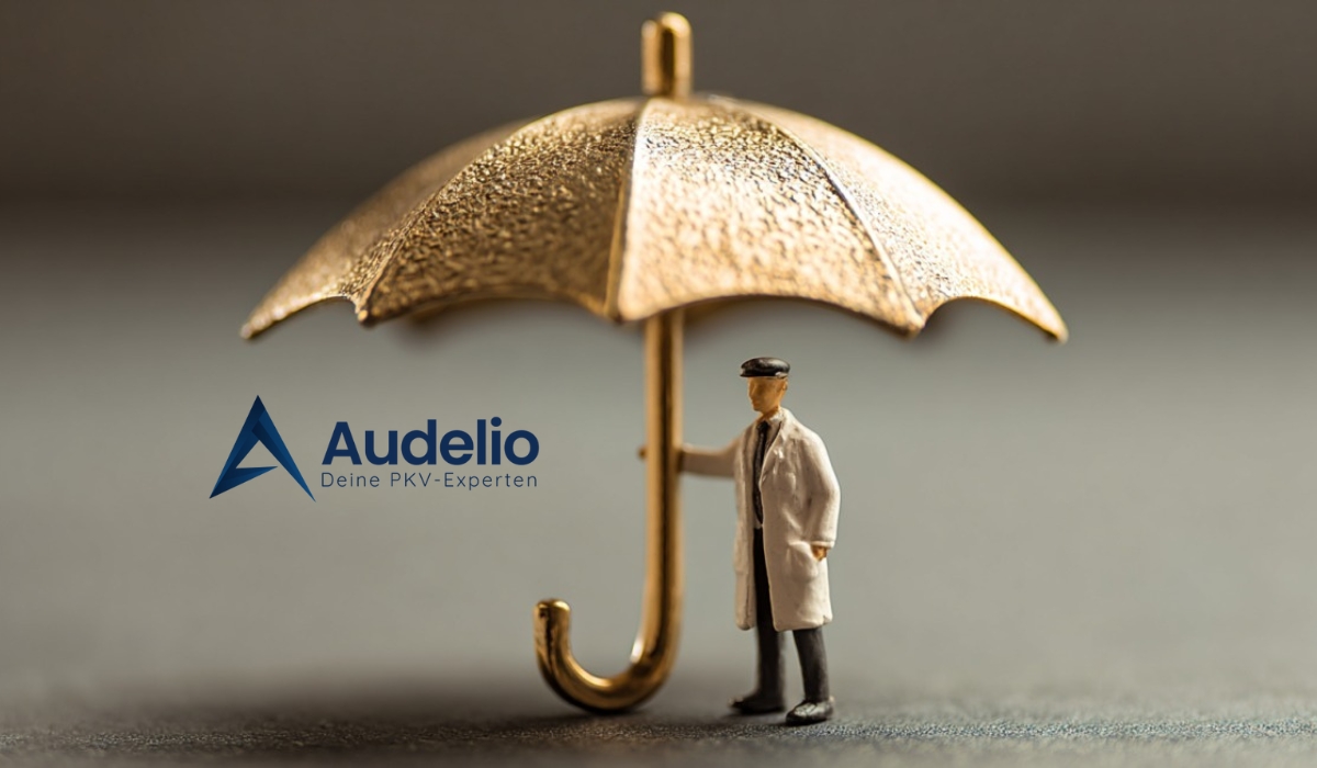 Miniaturfigur unter goldenem Schirm, daneben Logo „Audelio – Deine PKV-Experten“
