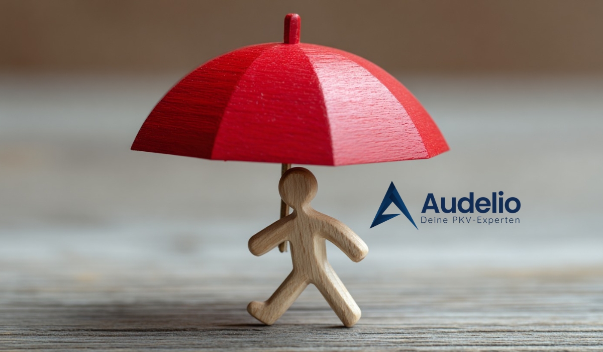 Holzfigur unter einem roten Regenschirm mit Logo „Audelio – Deine PKV-Experten“