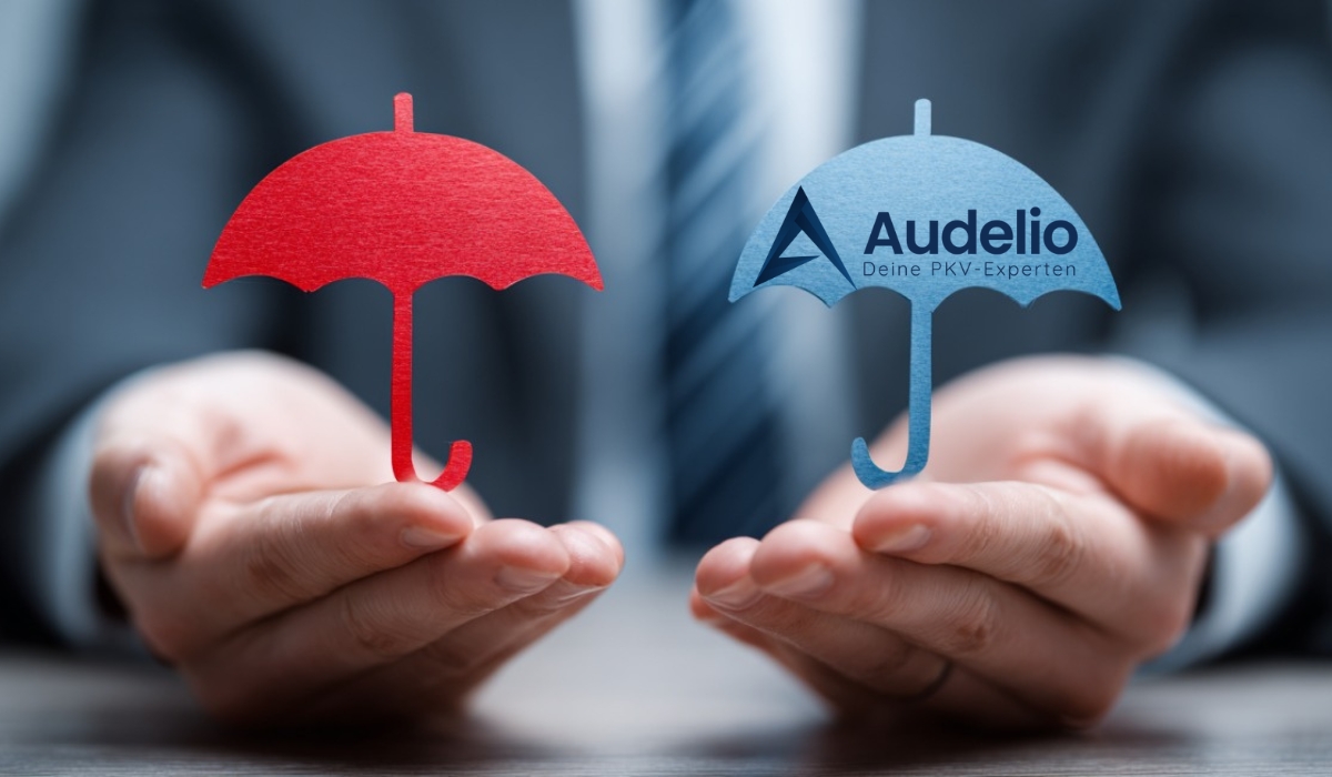 Zwei Hände halten je einen Schirm: einen roten und einen blauen mit Logo „Audelio – Deine PKV-Experten“