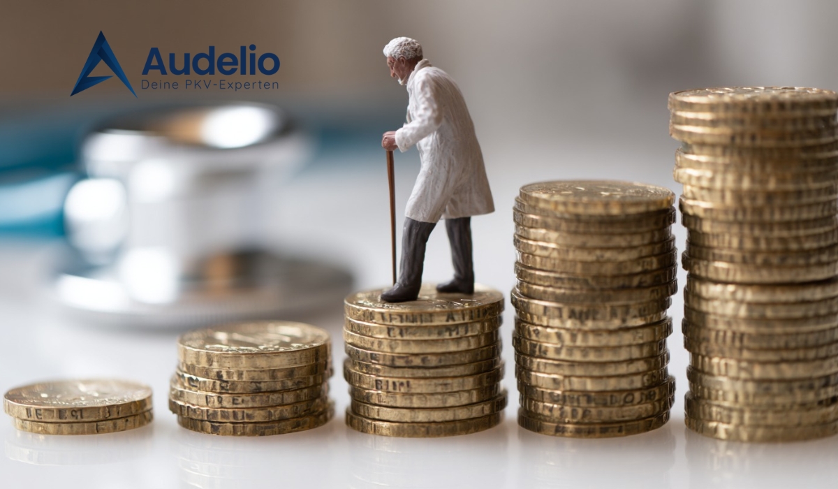 Miniaturfigur eines Seniors mit Gehstock auf Münzstapeln vor einem Stethoskop – Symbol für Krankenversicherungskosten im Alter