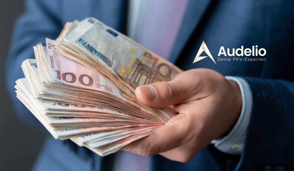 Mann im Anzug hält einen großen Geldstapel mit Euro-Banknoten in der Hand