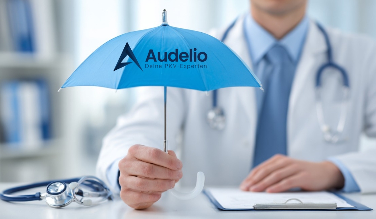 Arzt hält blauen Schirm mit Audelio-Logo – Symbol für Schutz durch private Krankenversicherung