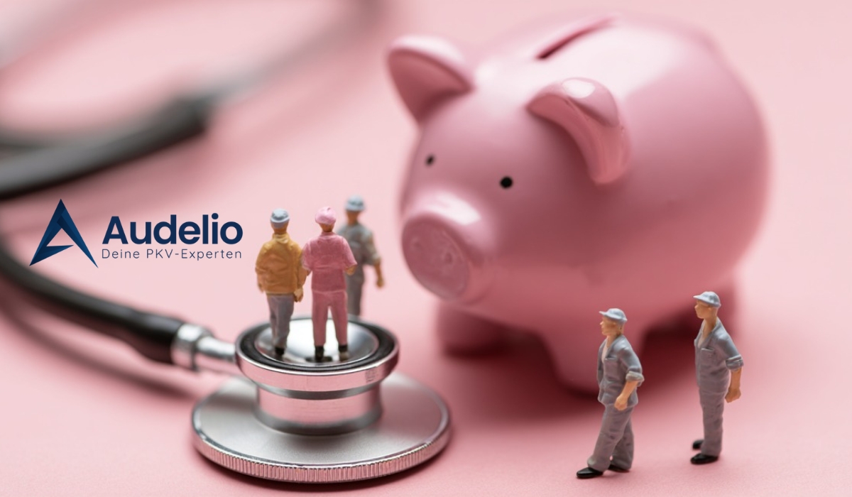 Stethoskop mit Miniaturfiguren und Sparschwein – Symbol für PKV und finanzielle Vorsorge